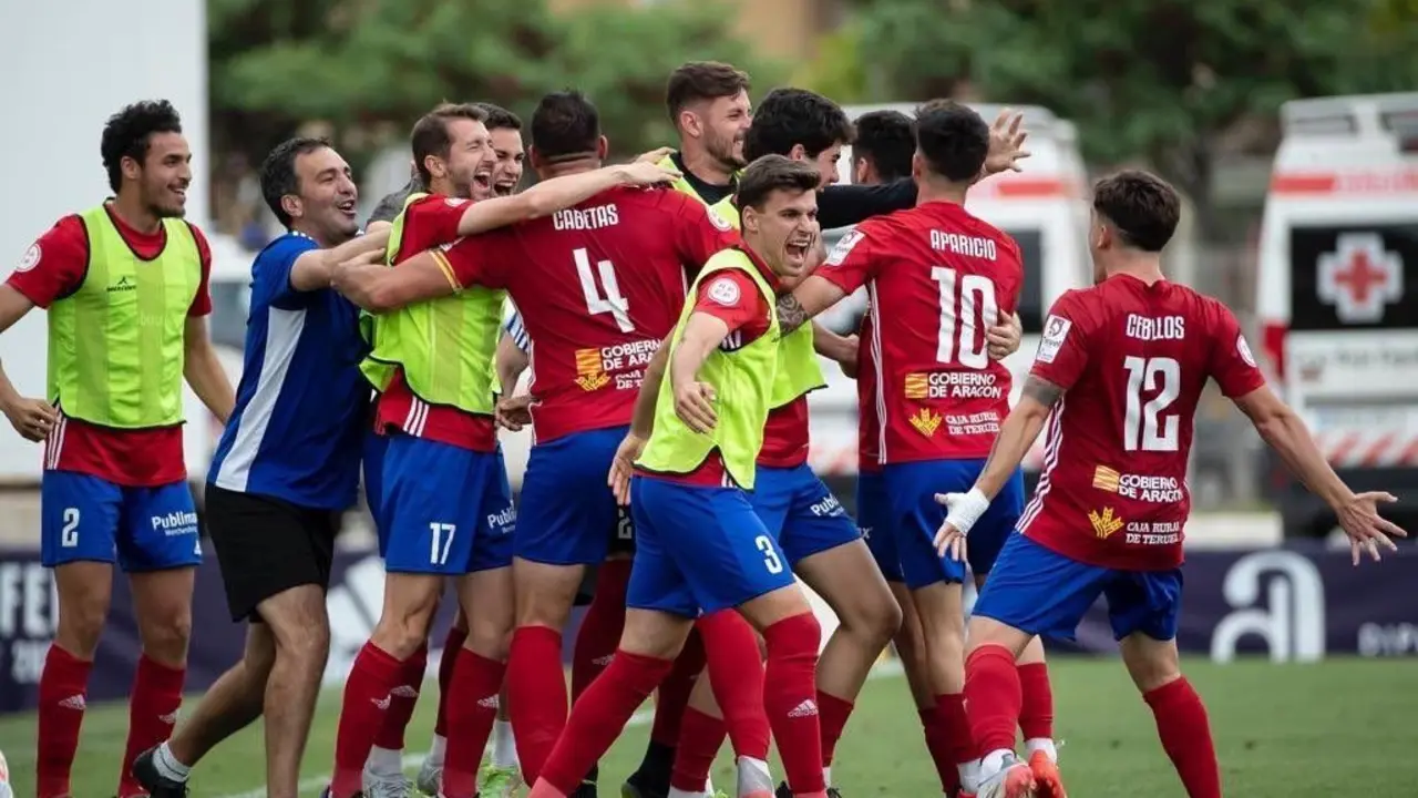 Los turolenses celebrando la goleada contra el Cacere&ntilde;o. | Foto: CD Teruel