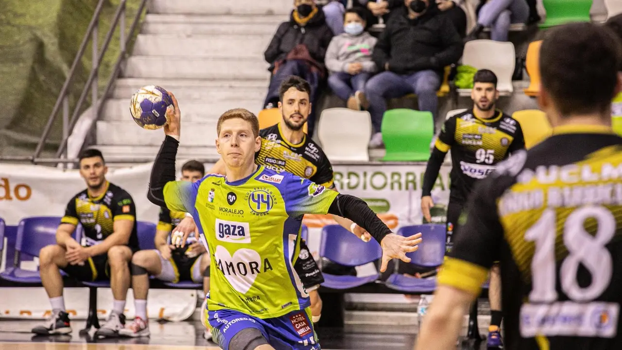 Nico Bono, con el bal&oacute;n, en un partido defendiendo la el&aacute;stica del Zamora. | &Aacute;rea 11/La Opini&oacute;n de Zamora