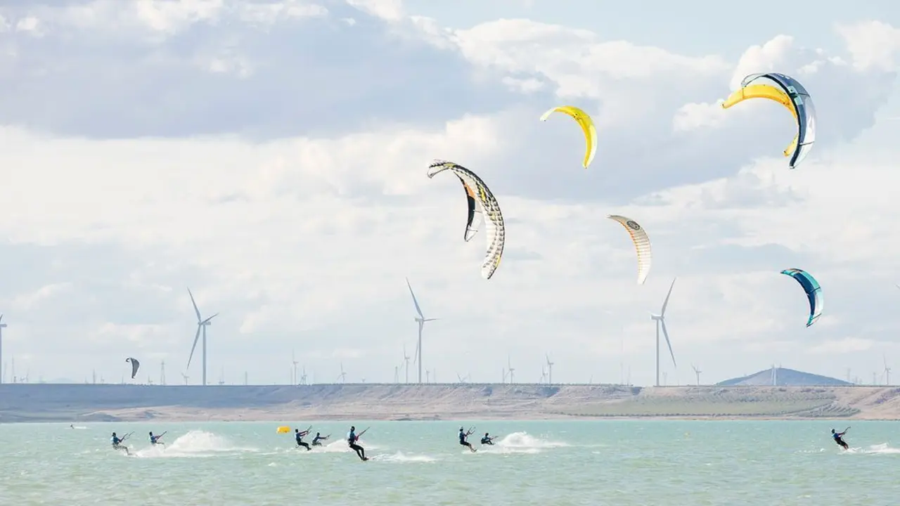 El viento, y en este caso el cierzo, es el motor del espectacular kitesurf. Foto: Mariano Hotto