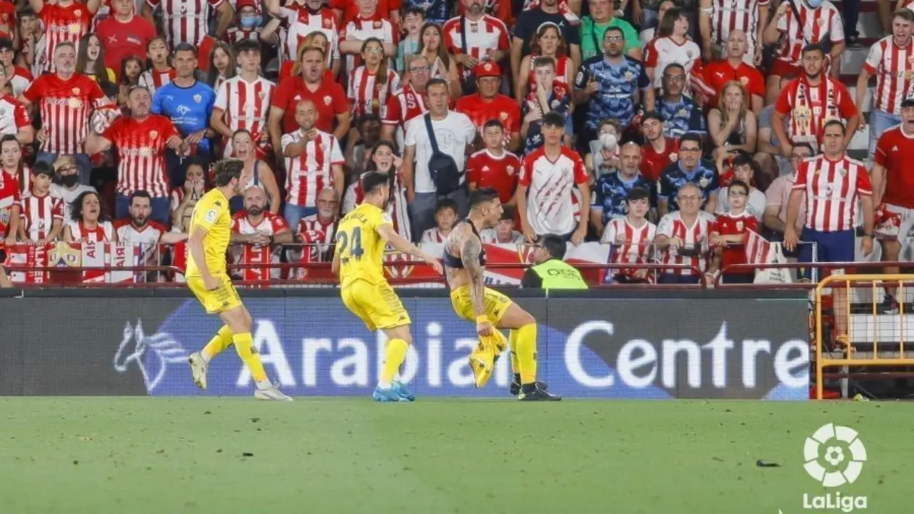 Gio Zarfino celebra su gol ante la mirada contrariada de la grada de Los Juegos del Mediterr&aacute;neo. | Foto: La Liga