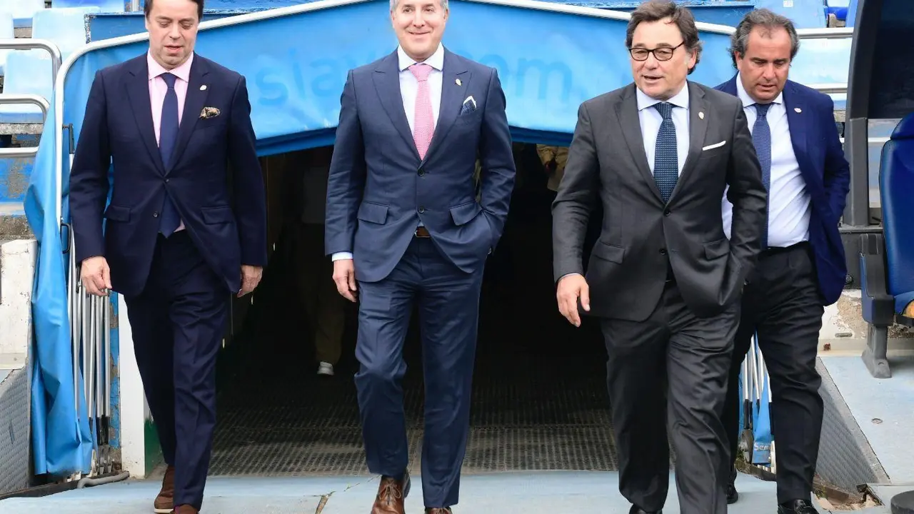 Jorge Mas junto a Gustavo Serpa, Ra&uacute;l Sanlleh&iacute; y Juan Forc&eacute;n saliendo del t&uacute;nel de vestuarios de La Romareda. Tres de los seis consejeros. | Foto: RZ