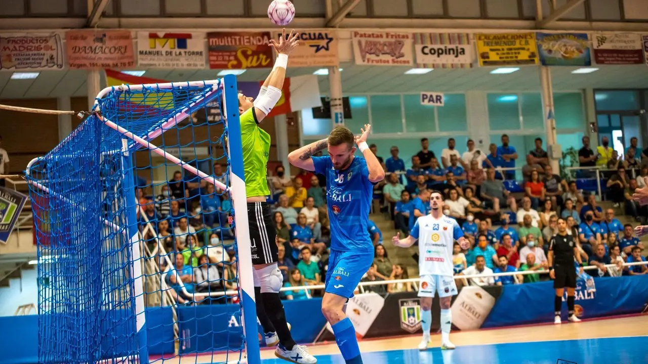 Iv&aacute;n Bernad despeja un bal&oacute;n | Foto: Vi&ntilde;a Albali Valdepe&ntilde;as FS