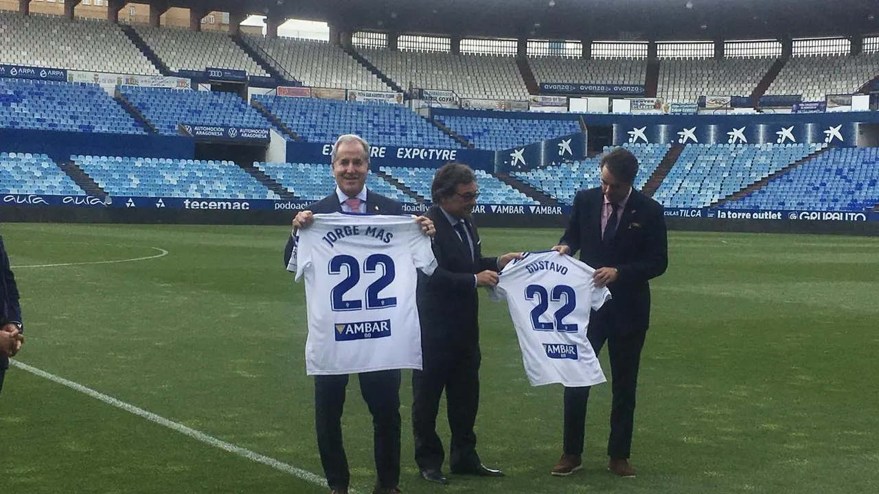 Jorge Mas y Gustavo Serpa posan con la camiseta del Real Zaragoza | Foto: SportAragon