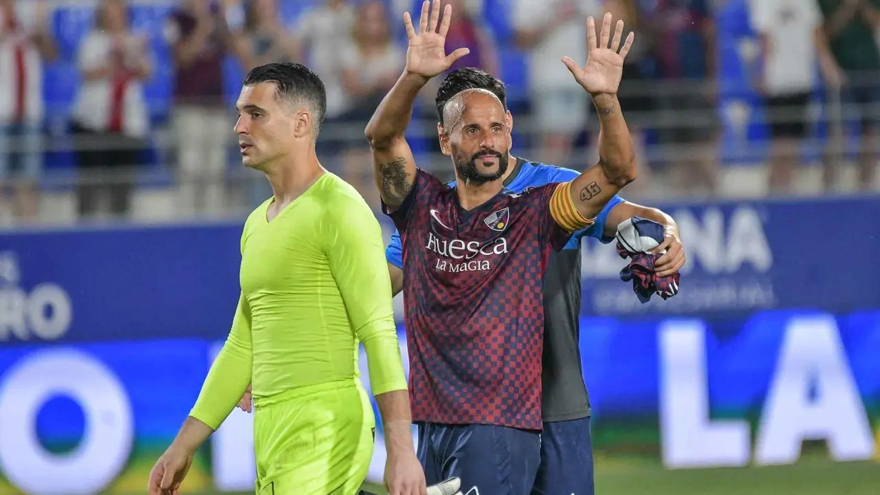 Mikel Rico despidi&eacute;ndose de la afici&oacute;n en El Alcoraz. Foto: SD Huesca.