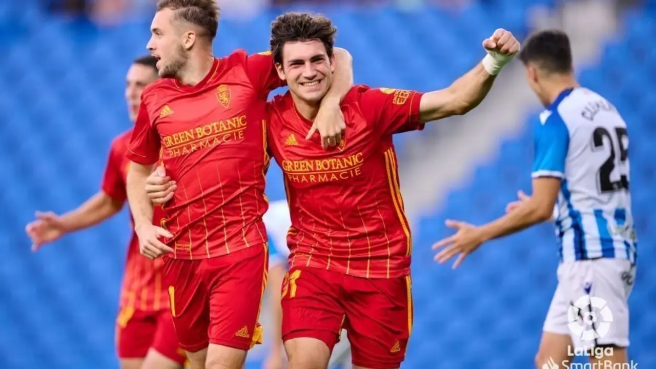 Iv&aacute;n Az&oacute;n celebrando un gol con el Real Zaragoza. | Foto: LaLiga