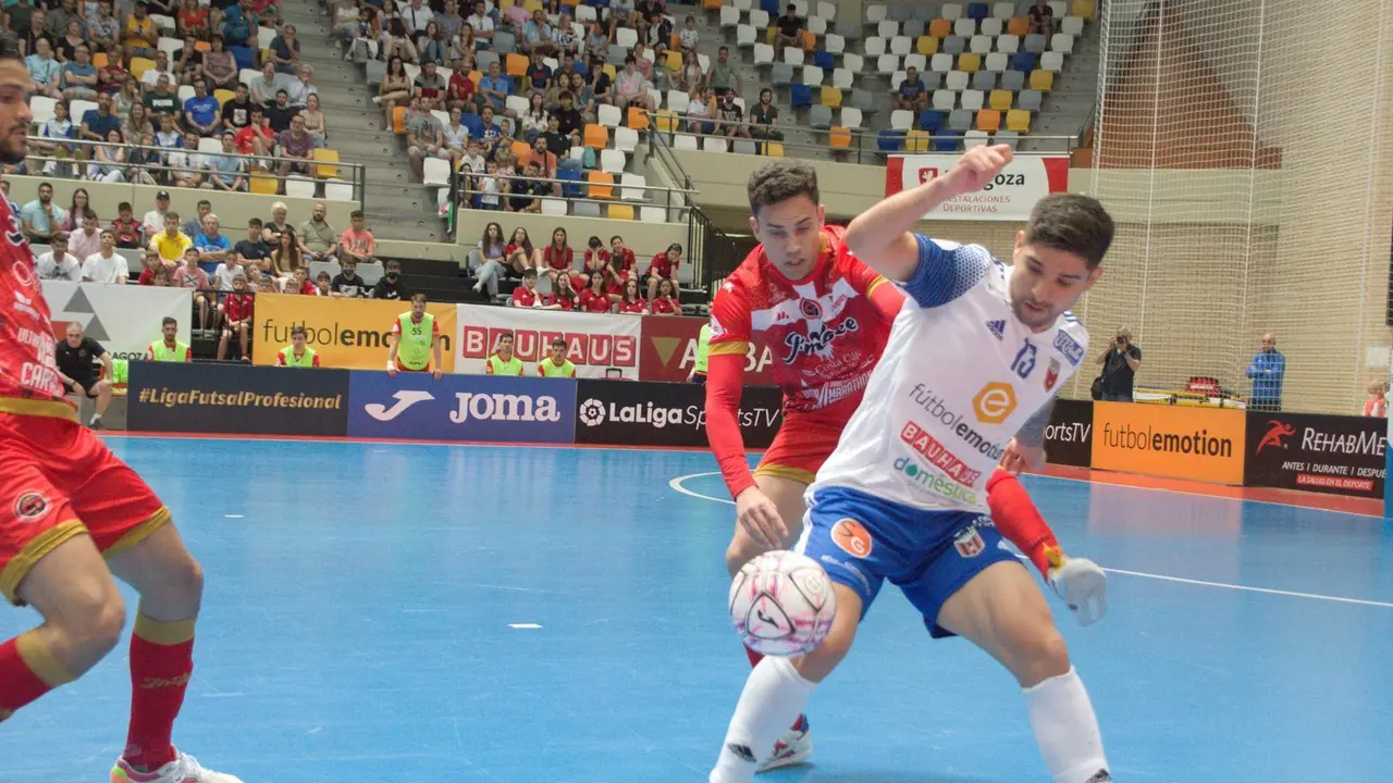 &Aacute;ngel Claudino controla un bal&oacute;n | Foto: Jorge Vicioso