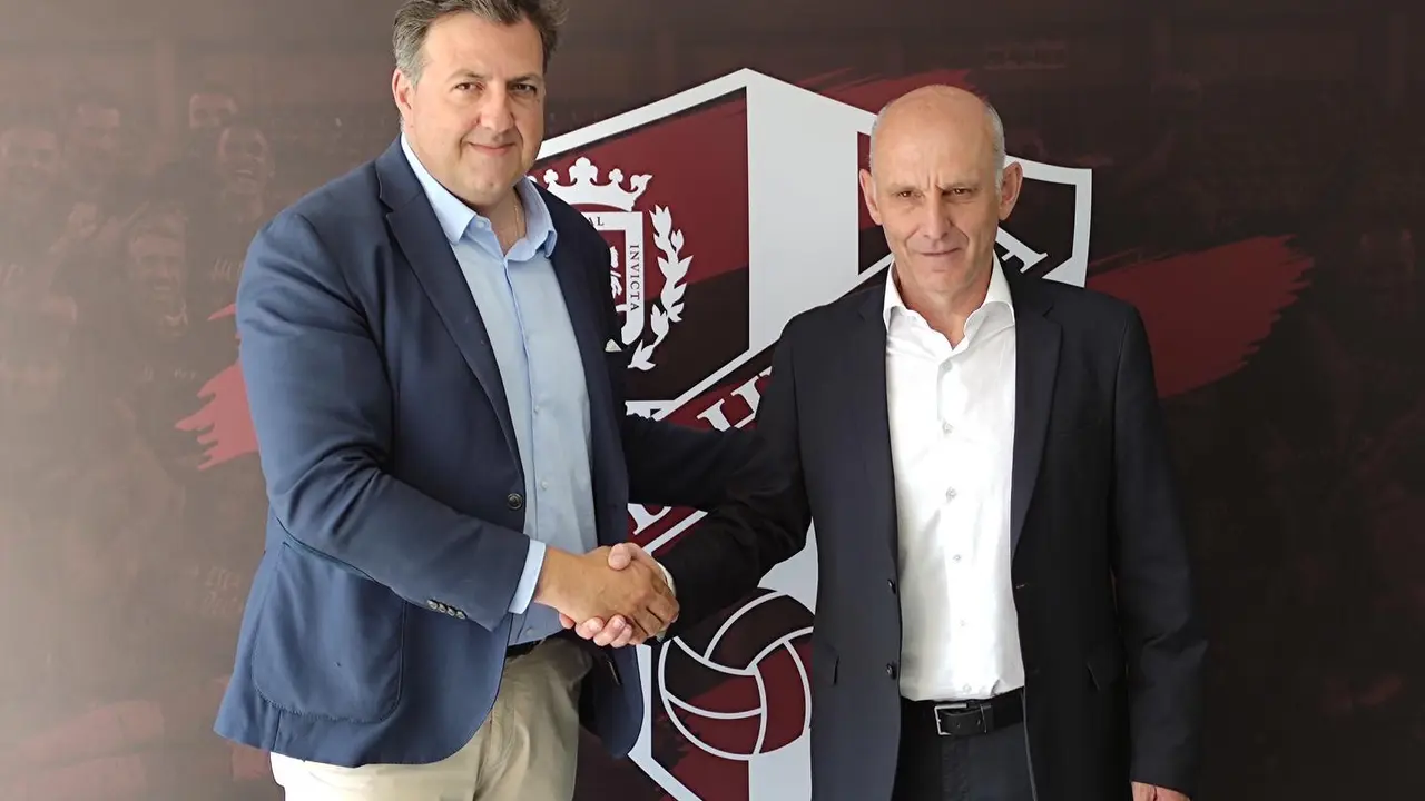&Aacute;ngel Mart&iacute;n en su presentaci&oacute;n junto a Manolo Torres. | Foto: Sportaragon