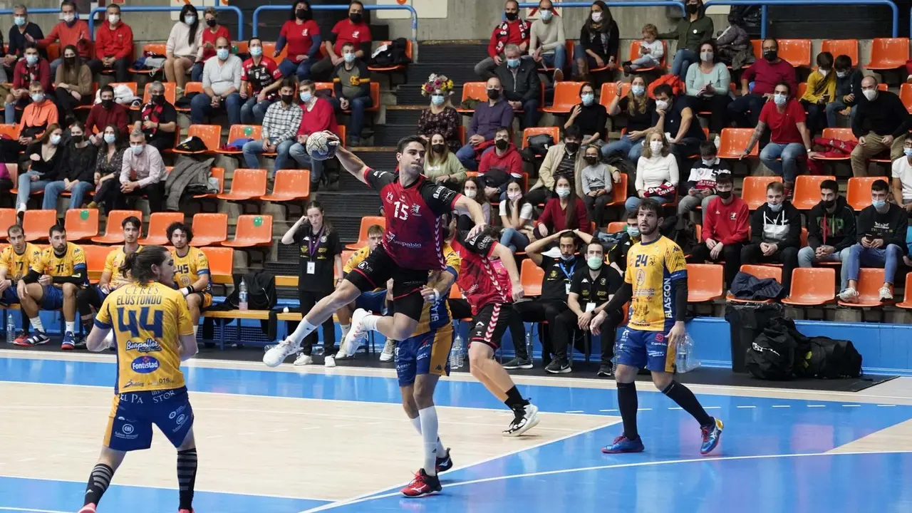 Ignacio Su&aacute;rez, en la imagen, gaana la posici&oacute;n en un partido entre el Burgos y el Villa de Aranda de esta pasada campa&ntilde;a. Foto: Javier G&oacute;mez