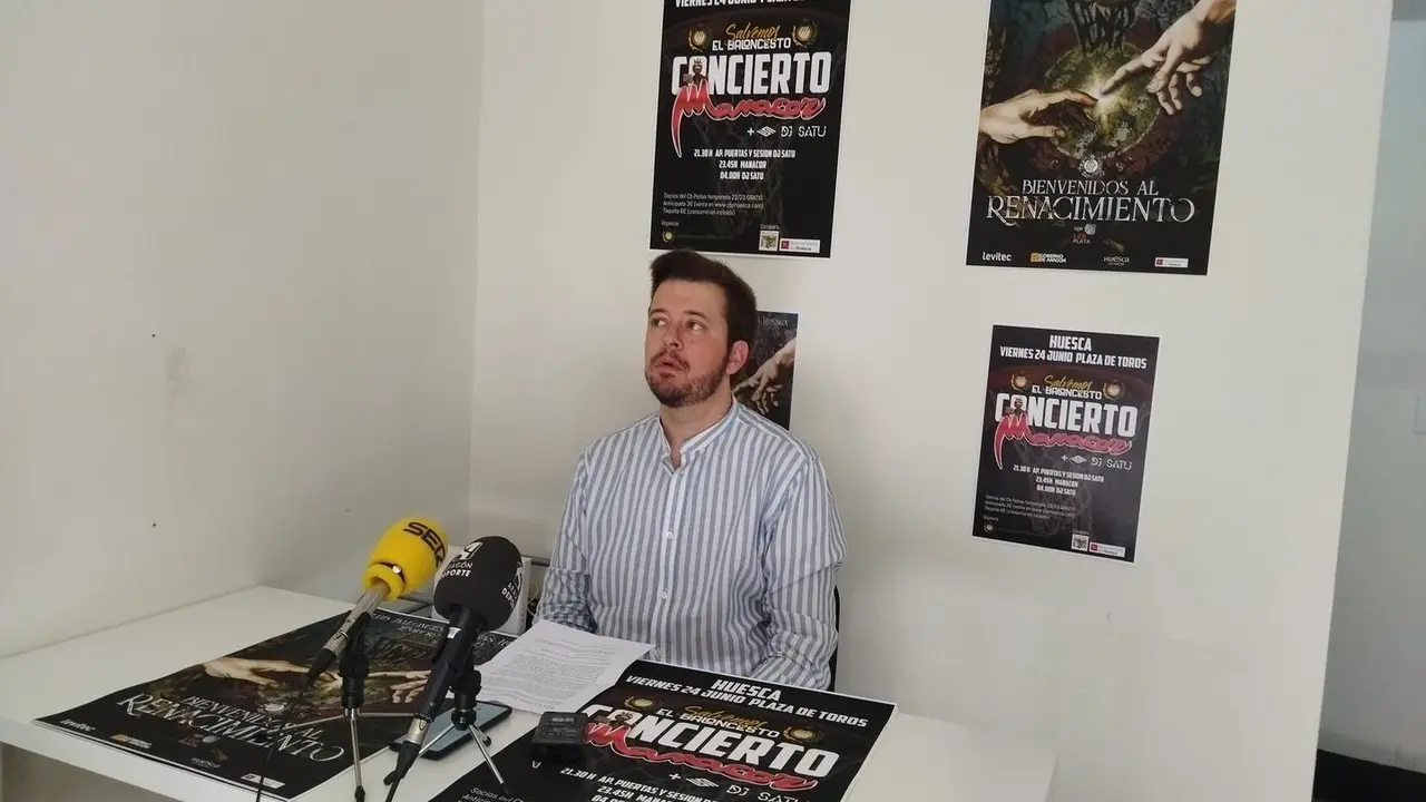 Antonio Or&uacute;s, en la imagen, poco antes de comenzar la rueda de prensa para presentar la campa&ntilde;a de socios. Foto: Sportaragon