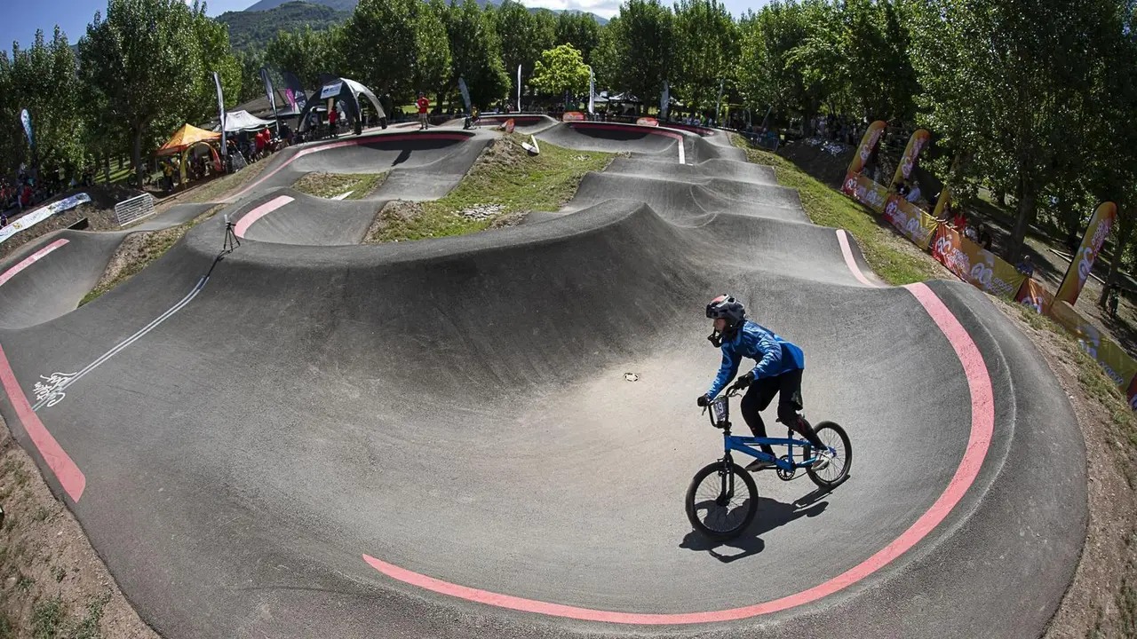 La inercia es la clave del pilotaje en el pumptrack. En la imagen, un participante en la prueba celebrada este fin de semana en Castej&oacute;n de Sos. Foto: Cedida