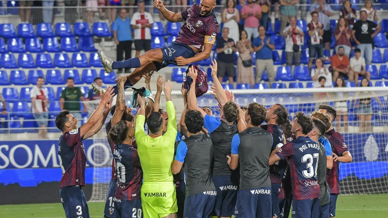 El manteo del equipo a Mikel Rico. | Foto: SD Huesca