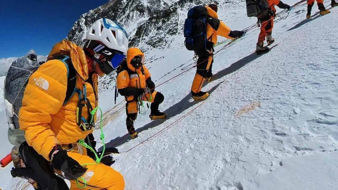 Una misma cima y dos formas de entender el alpinismo. David G&ouml;ttler en su ascenso en solitario al Everest. Foto: D. G.