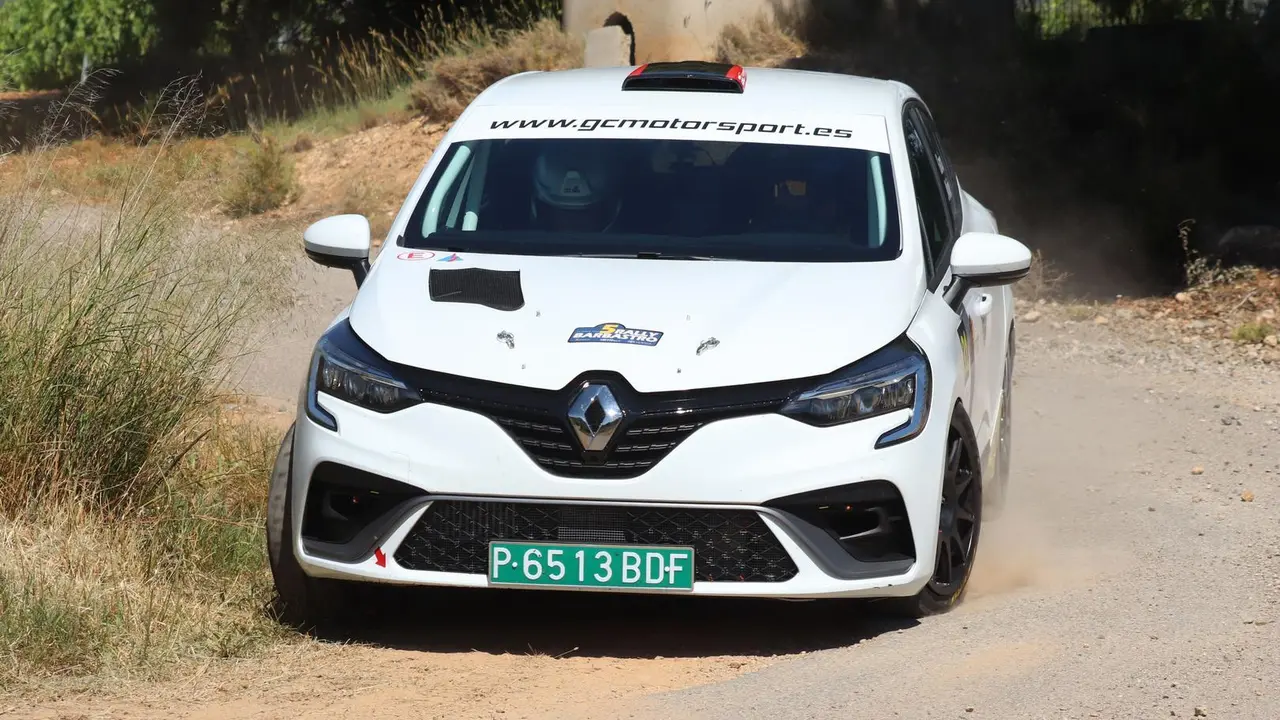Cristian Garc&iacute;a y Carmelo Molin&eacute;, con el Clio con el que han ganado el Rally de Barbastro. Foto: FADA