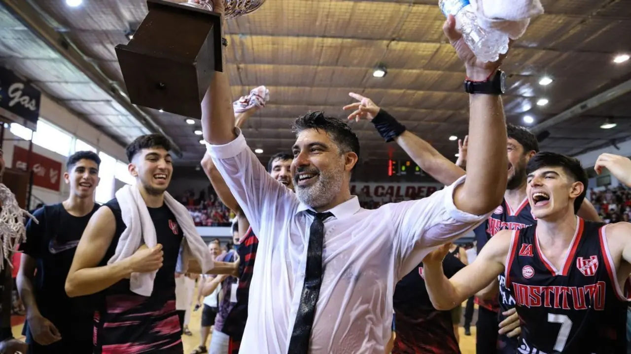 Lucas Victoriano, tras la conquista del S&uacute;per 20 con el Instituto de C&oacute;rdoba | Foto: LA LIGA DE BASQUET