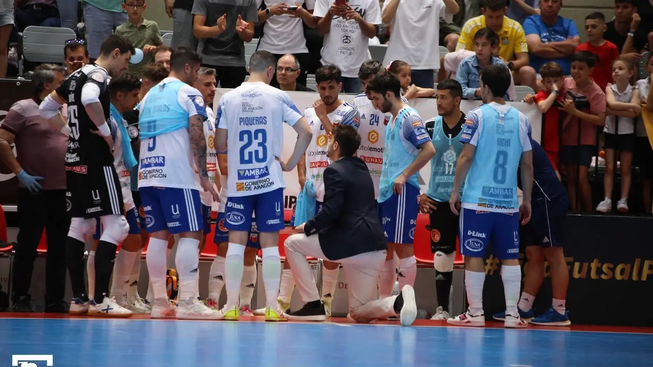Jorge Palos se dirige a sus jugadores en un tiempo muerto | Photofutsal