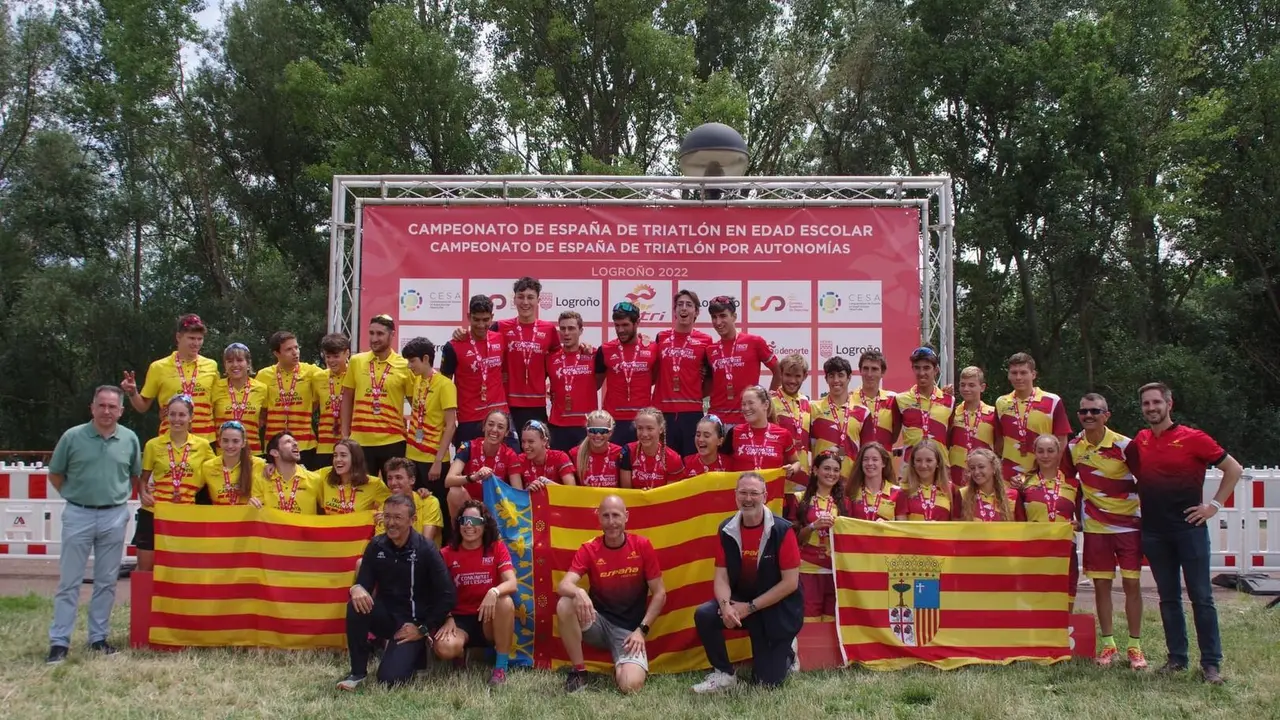 Los triatletas aragoneses en el tercer caj&oacute;n del podio. Foto: FATRI
