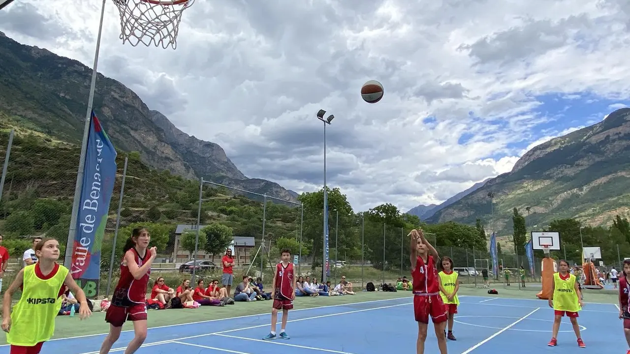 Uno de los partidos en el campo de juego de la 'rotonda'. Foto: Cedida