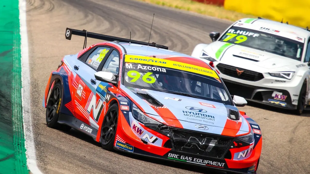 Mikel Azcona en el . WTCR 2022 Motorland Arag&oacute;n pilotando su coche en direcci&oacute;n a la victoria. Foto: Cedida