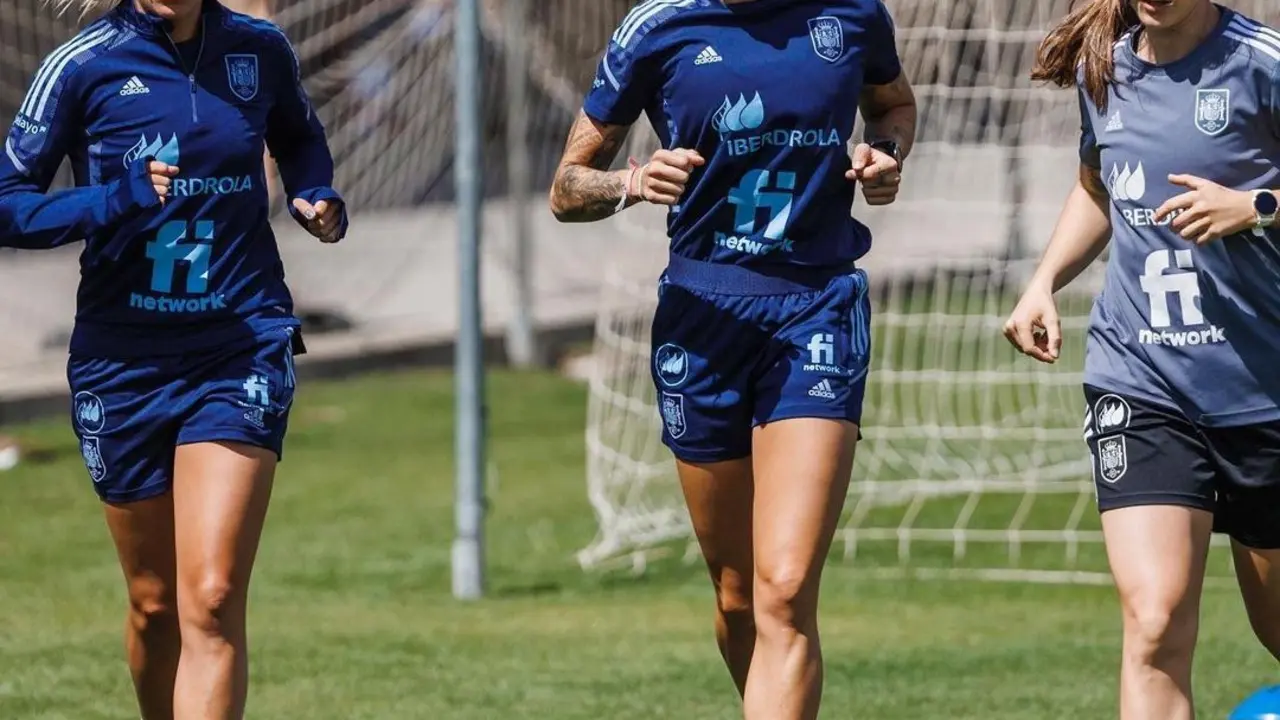 A la izquierda, Maite Cardona, al centro Mapi Le&oacute;n | Foto: SE F&uacute;tbol