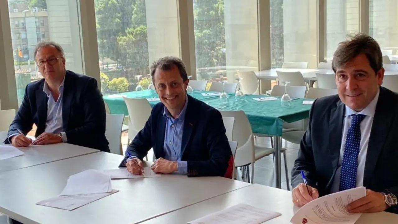 Daniel Gimeno y Reynaldo Benito, en la firma del convenio el 15 de junio de 2020 | Foto: Basket Zaragoza