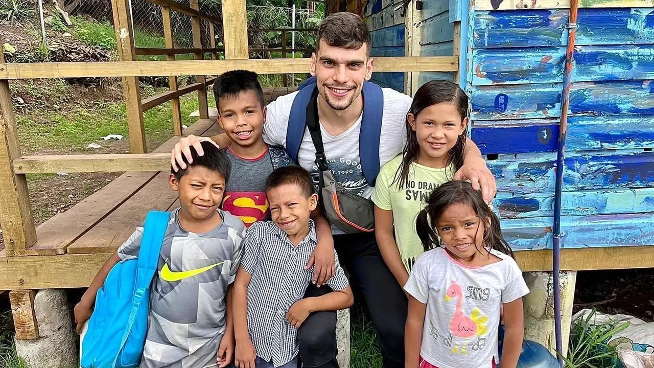 El jugaor del Bada Huesca Miguel Malo estuvo en junio en Tegucigalpa a donde espera volver para ayudar a chavales hondure&ntilde;os. Foto: Cedida