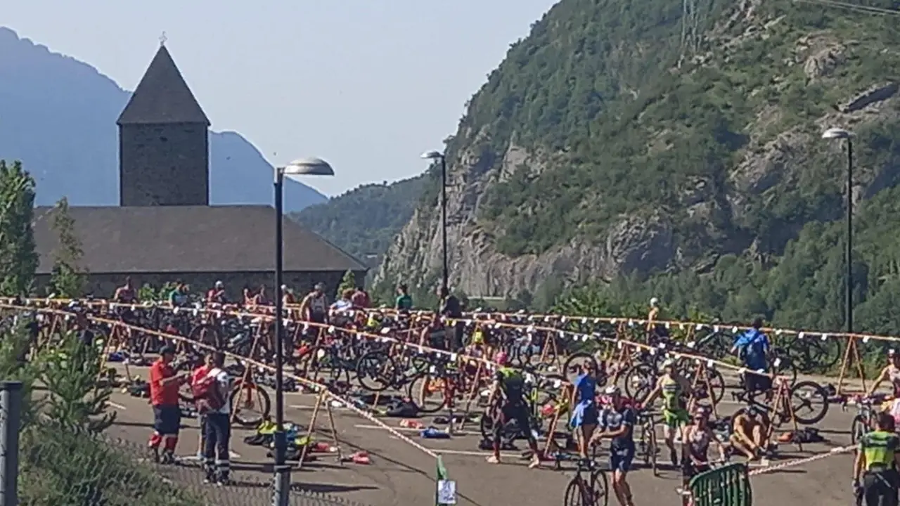 Imagen de la zona de transici&oacute;n de la prueba de triatl&oacute;n organizada en Sallent de G&aacute;llego. Foto: FATRI
