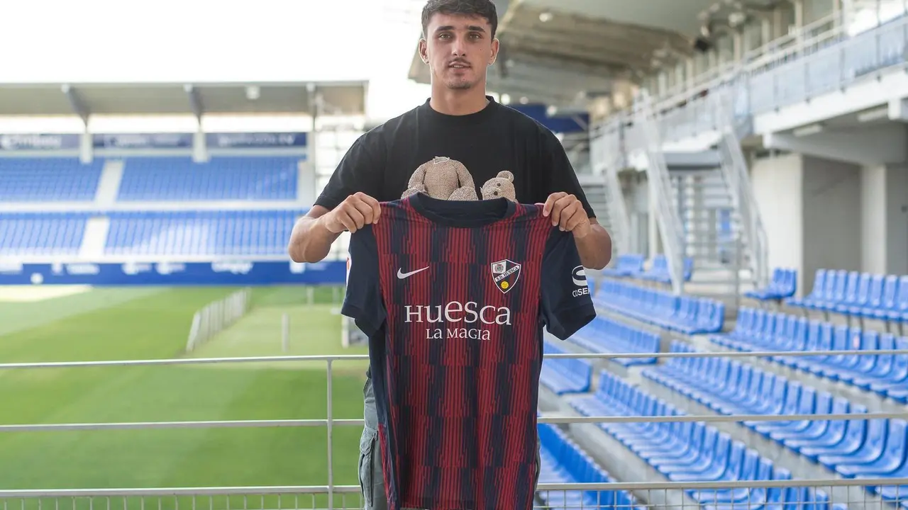 Vilarrasa posa con la camiseta de la SD Huesca. | Foto: SD Huesca