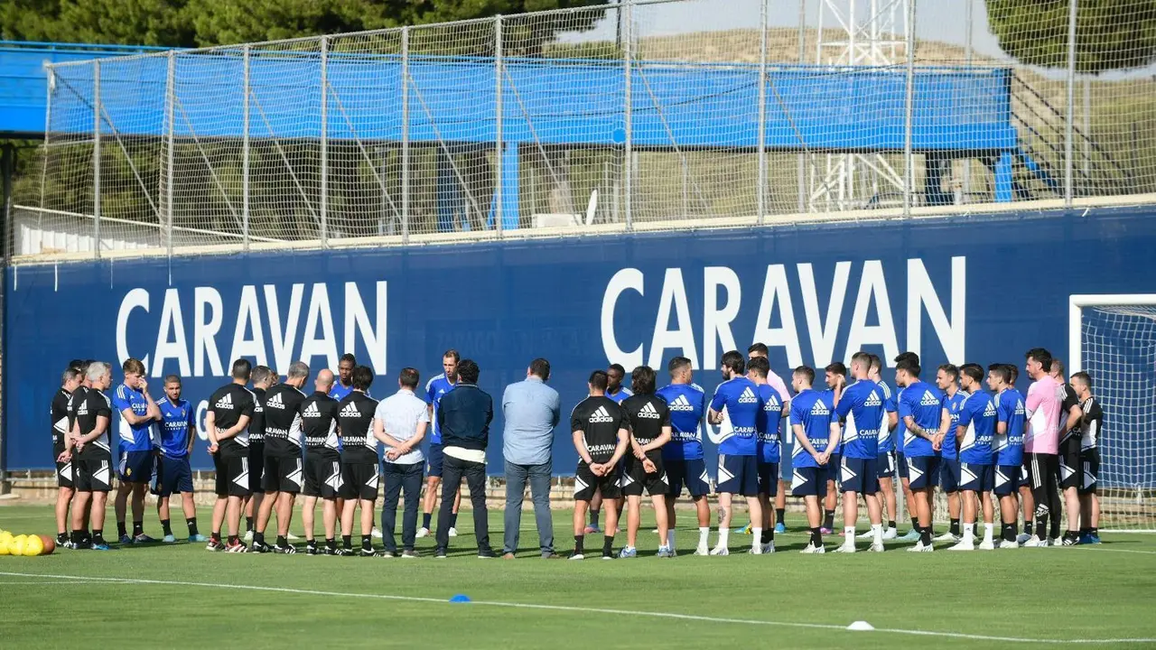 La amplia plantilla del Real Zaragoza en el primer entrenamiento de Carcedo | Foto: RZ