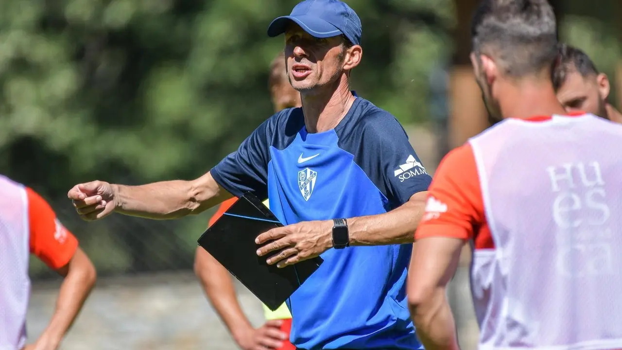Cuco Ziganda, en una imagen de archivo, durante un entrenamiento. | Foto: SD Huesca