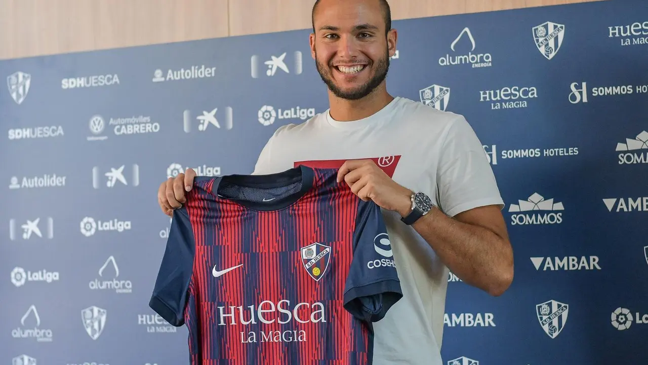 Blasco posando con la camiseta azulgrana. | Foto: SD Huesca