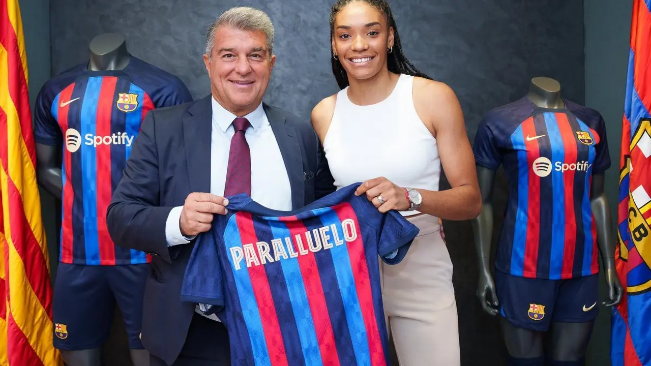Salma Paralluelo, junto al presidente del Barcelona, Laporta | Foto: FC Barcelona
