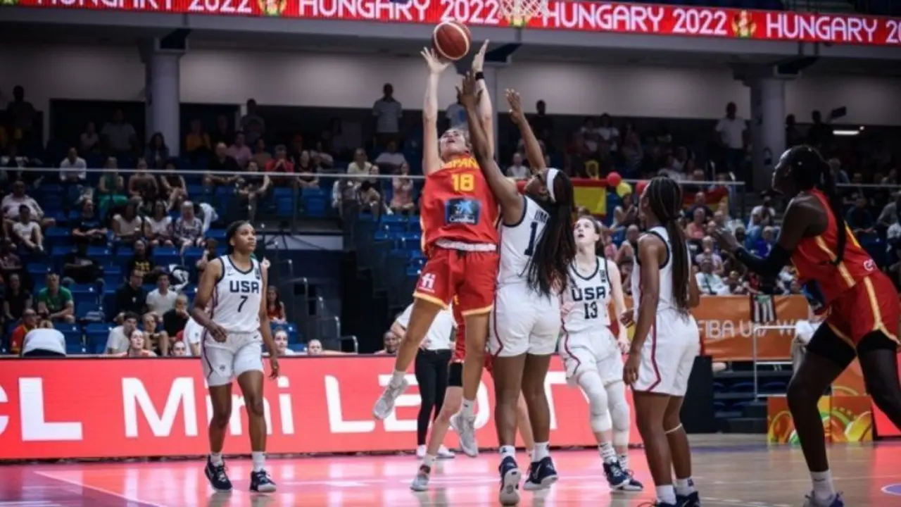 Marina Mata se alza con fuerza para capturar un rebote | Foto: FIBA