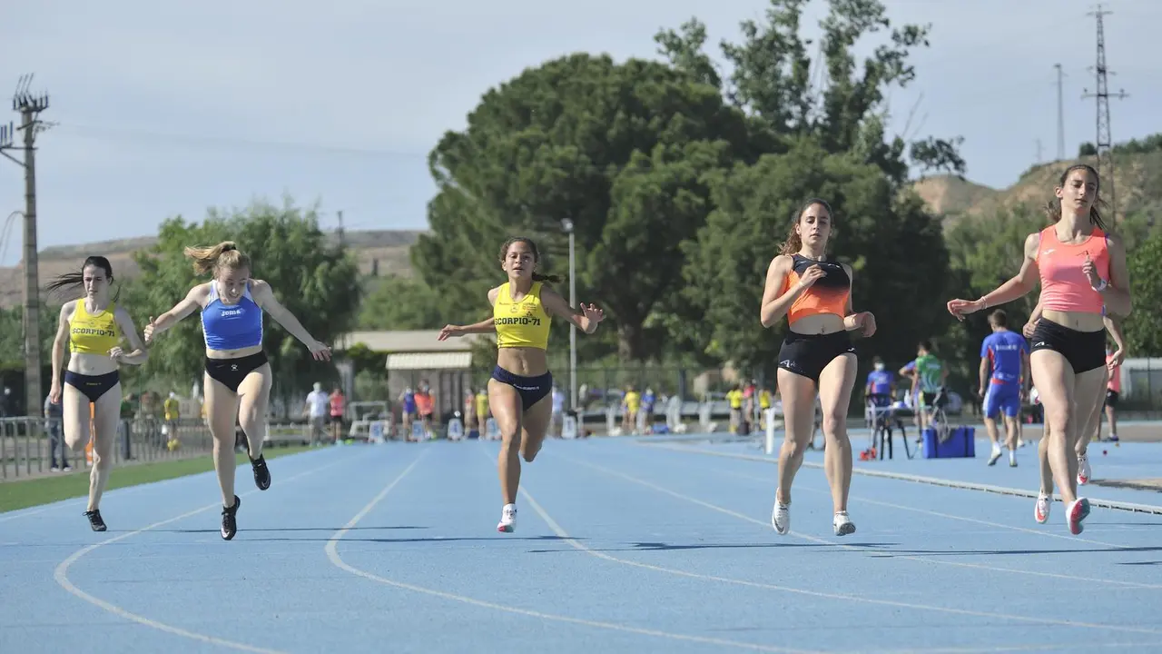Ana Meyrella Cuello, la primera por la izquierda, durante una carrera. Foto: Pedro Arqued
