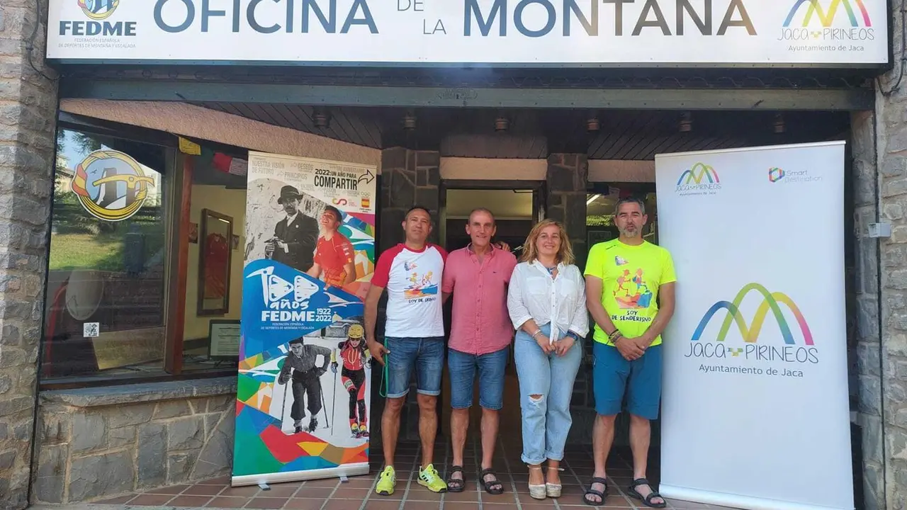 La concejala Olvido Moratinos con representantes de la Oficina de la Monta&ntilde;a de Jaca. Foto: Ayuntamiento de Jaca
