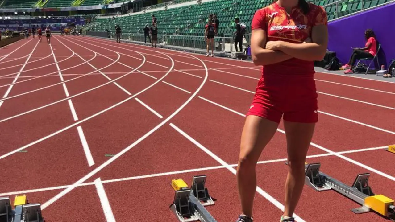 Sonia Molina, en la imagen, posa en el Hayward Field de Oreg&oacute;n donde se celebra el Mundial de Atletismo. Foto: Cedida