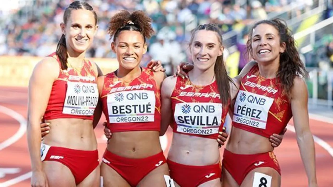 Sonia Molina, primera por la izquierda, con sus compa&ntilde;eras del 4x100 que han accedido a la final con r&eacute;cor de Espa&ntilde;a. Foto: Rfea