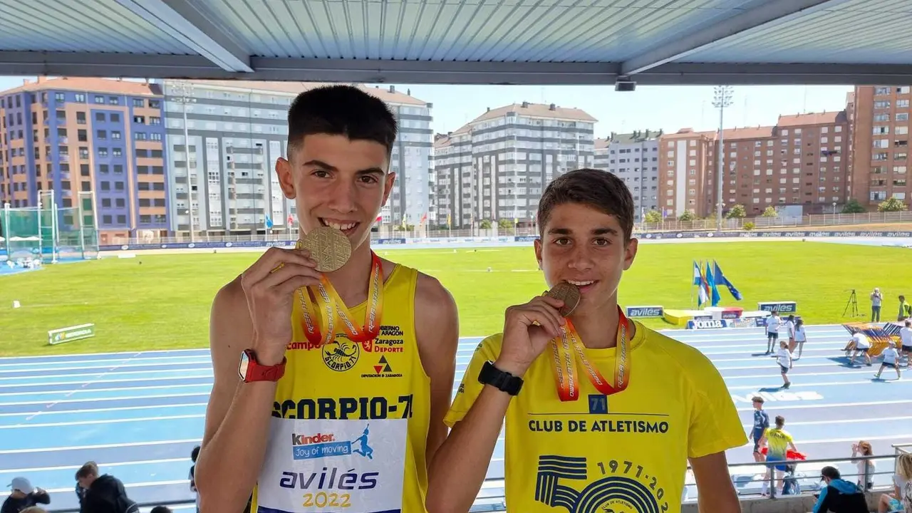 Aar&acute;n  Gast&oacute;n y Pablo z&aacute;rate muerden con orgullo sus dos oros en el nacional sub16. Foto: Alcampo-Scorpio71