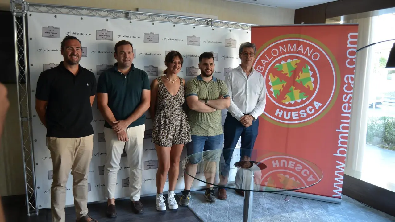 Pachi Gin&eacute; y N&eacute;stor Oliva, en los extremos de la imagen, con parte del grupo de trabajo para la profesionalizaci&oacute;n del club. Foto: Sportaragon 