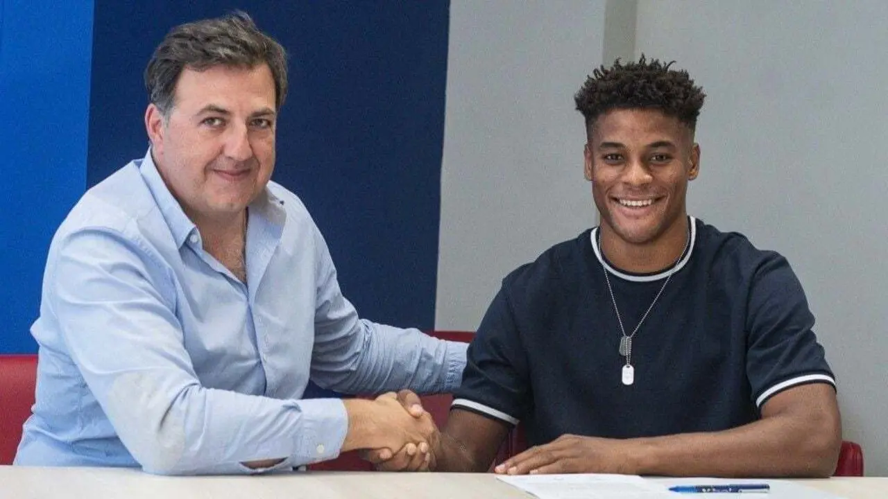 Manuel Torres y Kevin Carlos en la firma de renovaci&oacute;n del jugador. Foto: Sportaragon