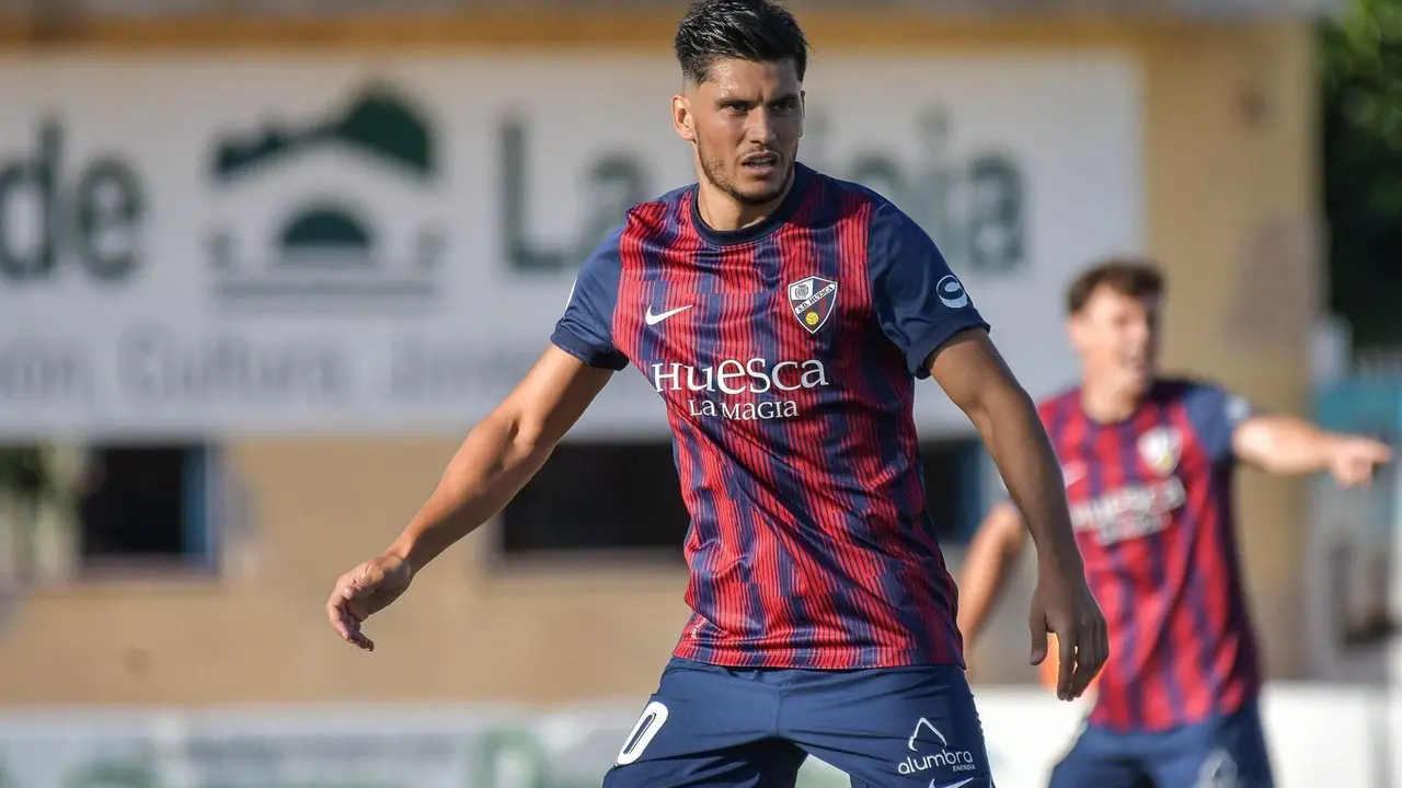 Salvador, en la imagen, se tuvo que retirar lesionado y entr&oacute; Anglada. Foto: SD Huesca