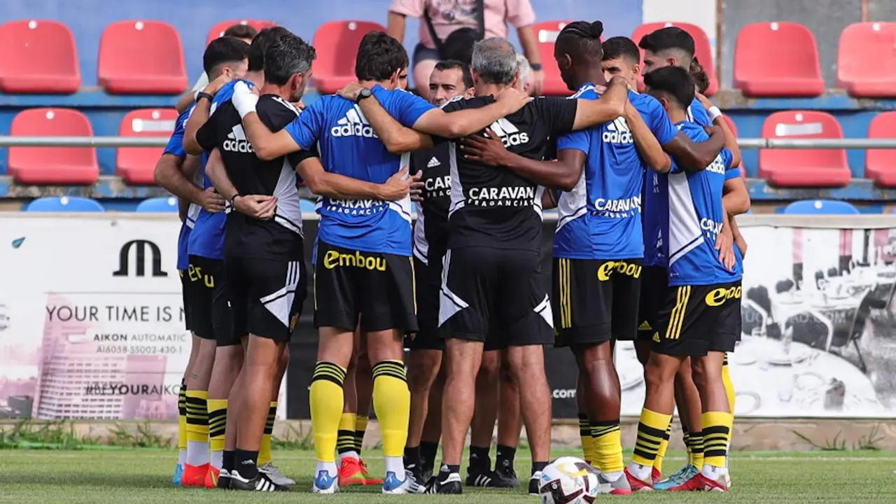 El Real Zaragoza se concentra antes de iniciar el encuentro ante el Teruel. | Foto: RZ