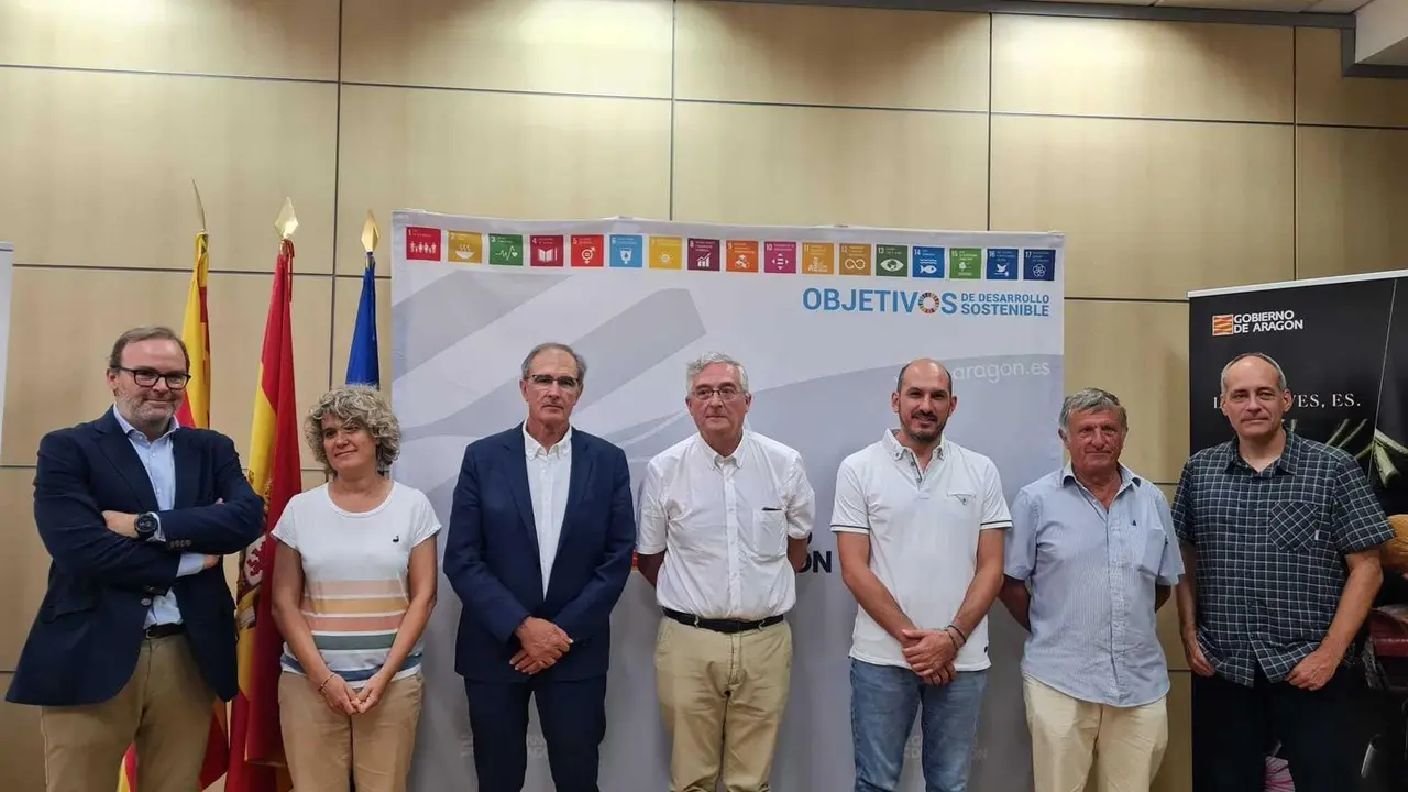 El consejero de Agricultura del Gobierno aragon&eacute;s, en el centro de la imagen, con responsables de la FAM. Foto: FAM
