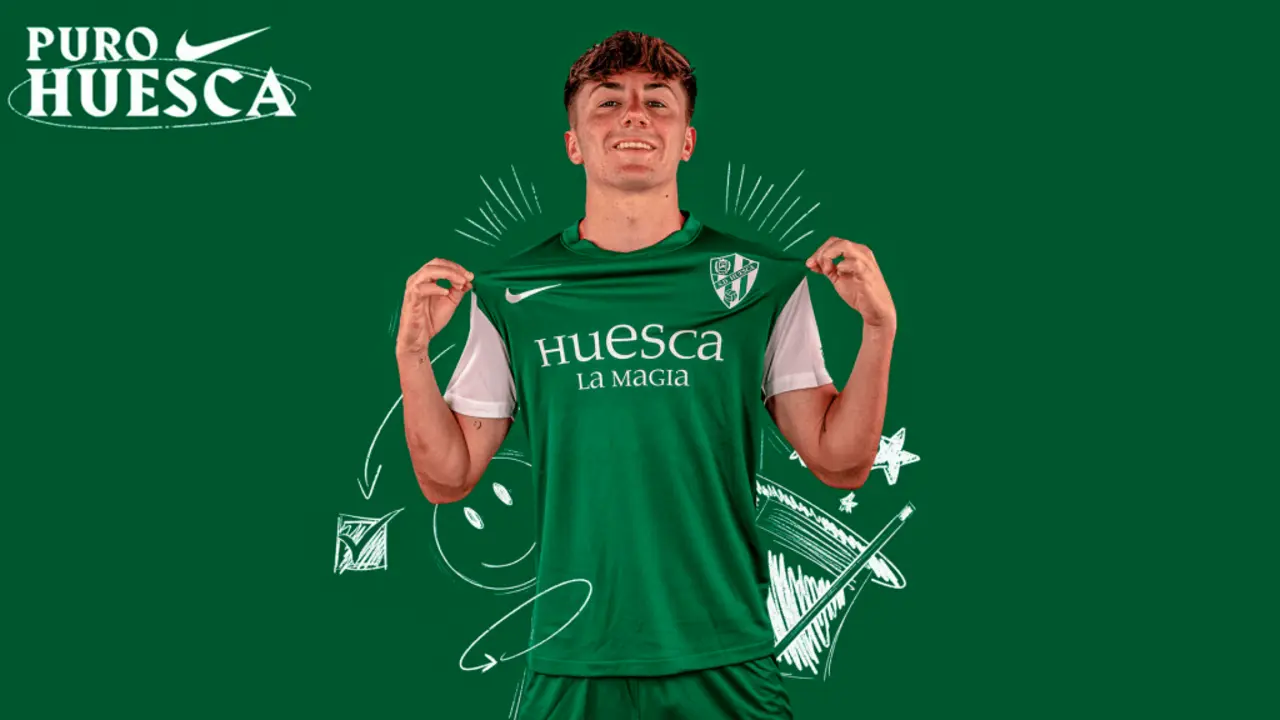 Manu Rico con la nueva equipaci&oacute;n. | Foto: SD Huesca