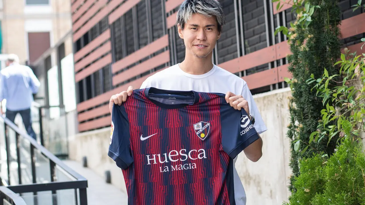 Hashimoto posando con la camiseta azulgrana. | Foto: SD Huesca