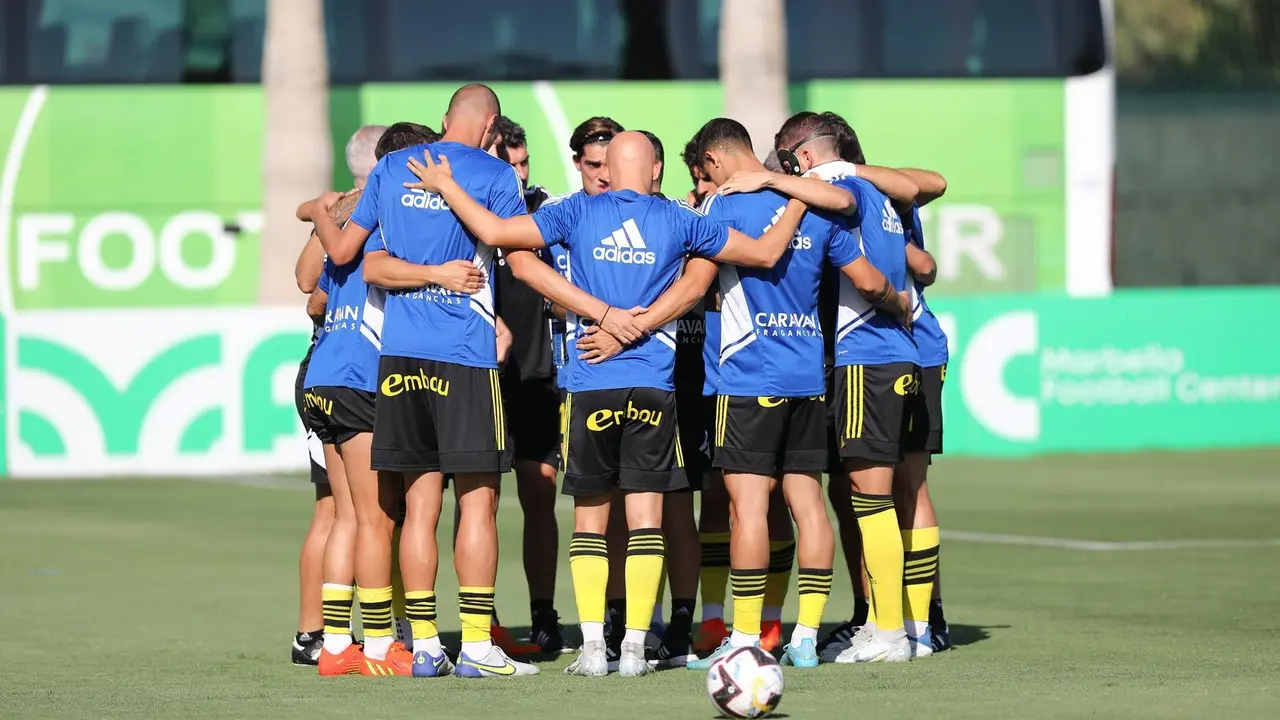 El equipo concentrado antes de disputar uno de los amistosos de pretemporada. | Foto: RZ