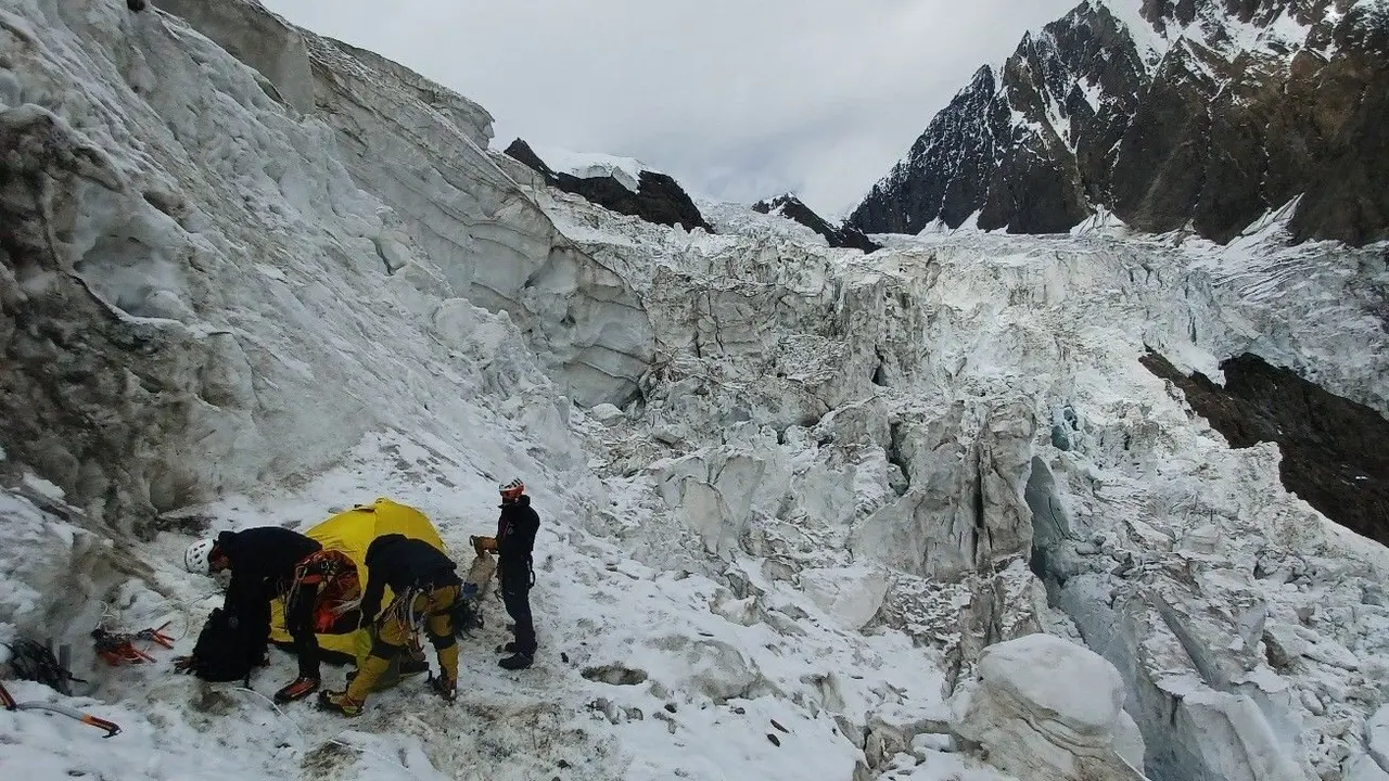 Los ilitares con base en Jaca en el tremendo glaciar donde se encuentran. Foto: GMAM