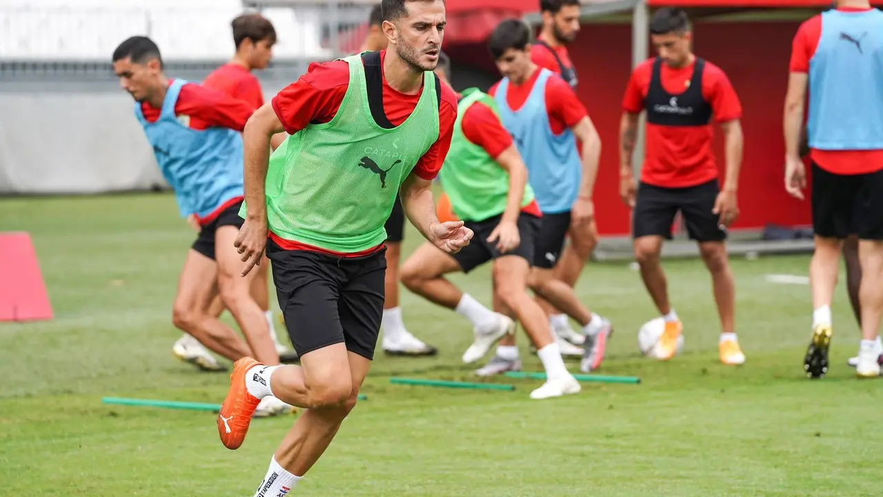 Juan Villar, en la imagen, entrenando con el Almer&iacute;a con el que rescindi&oacute; contrato a finales del pasado mes de julio. Foto: Twitter UD Almer&iacute;a