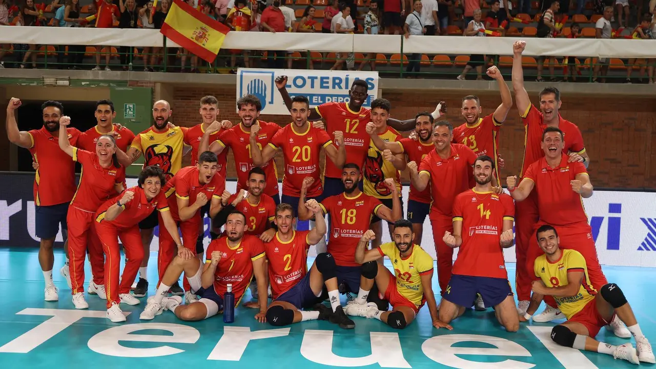 El equipo espa&ntilde;ol, en la imagen, feliz tras ganar a  Eslovaquia. Foto: Rfev