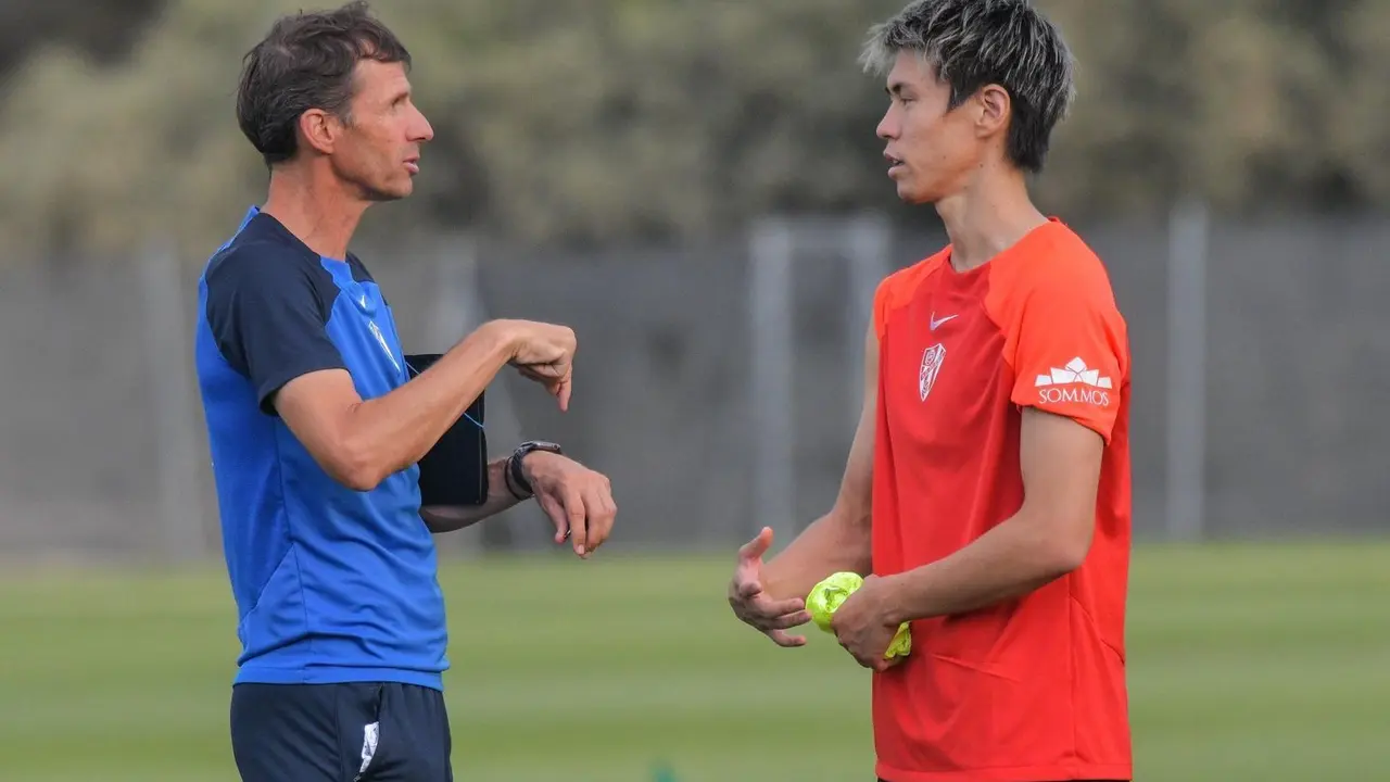 Ziganda dando instrucciones a Hashimoto. | Foto: SD Huesca