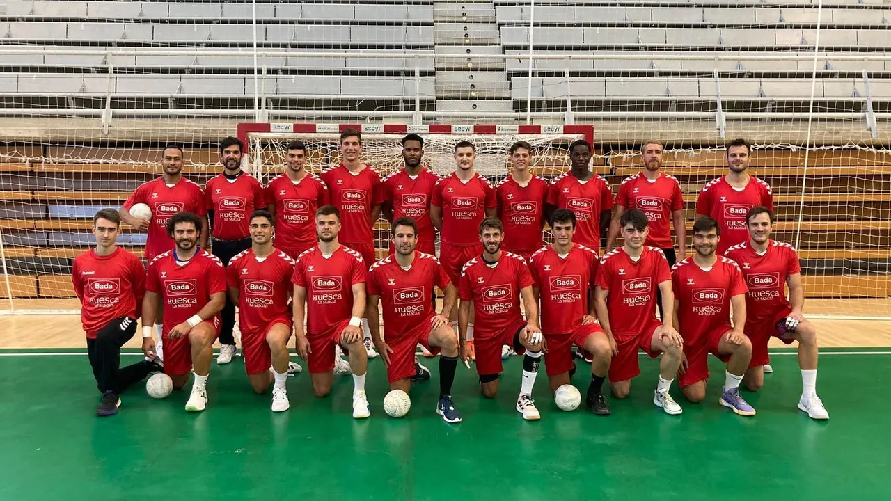 Jugadores del Bada Huesca posan para la c&aacute;mara antes de iniciar un entrenamiento en el Palacio. Foto: Bada Huesca